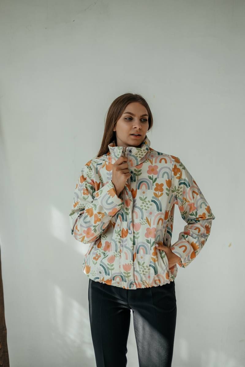 Женская куртка Стильная леди М-673 молочный/принт_цветы