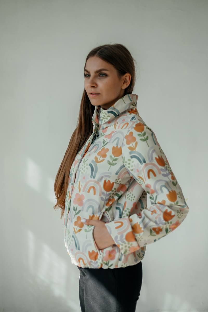 Женская куртка Стильная леди М-673 молочный/принт_цветы