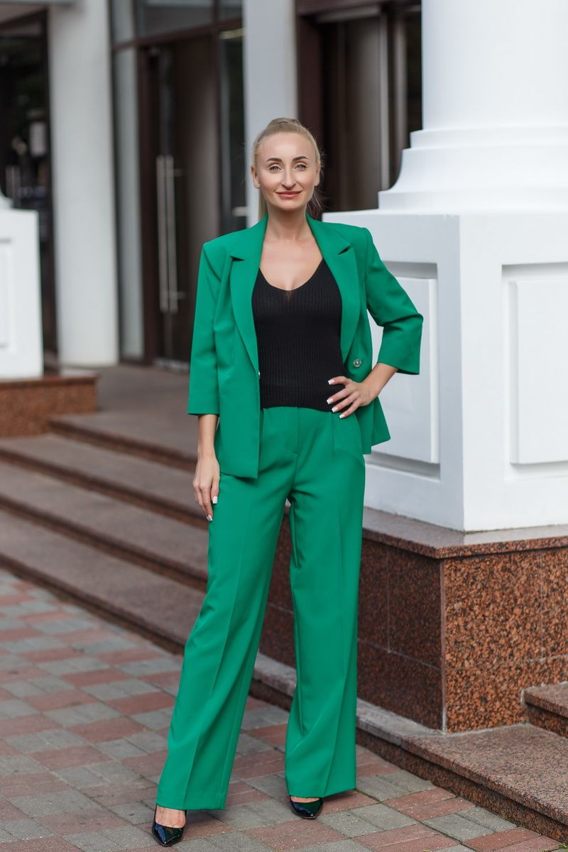 Брючный костюм Andrea Fashion 2212 зеленый